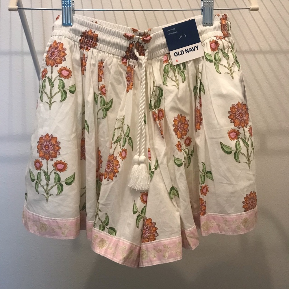 NWT Old Navy White Floral Elastic-Waist Women’s Shorts size small